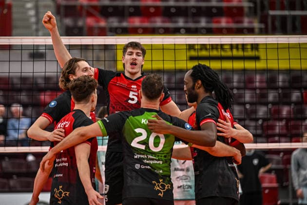DVV-Pokal MTV Ludwigsburg - SWD powervolleys Dueren 26.11.2025 DVV_Pokal, Volleyball, 1. Bundesliga, Herren, Saison 2025 26, Viertelfinale, Barock Volleys MTV Ludwigsburg (in Rot-Schwarz) vs SWD powervolleys Dueren (in Weiss-Gruen), Jan Huber jubelt Copyright: xBEAUTIFULxSPORTS TomxBlochx