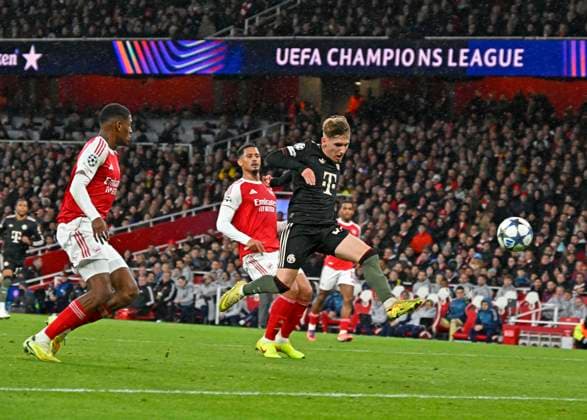 26.11.2025, Fussball UEFA Championsleague 2025 2026: Vorrunde 5.Spieltag, FC Arsenal - FC Bayern München, im Emirates-Stadion London (England) Lennart Karl (FC Bayern München) trifft zum 1:1.