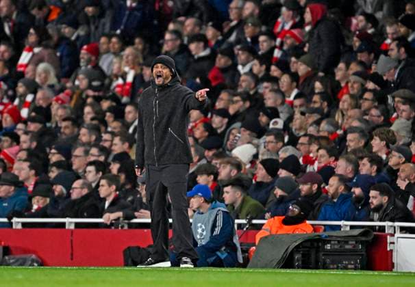 26.11.2025, Fussball UEFA Championsleague 2025 2026: Vorrunde 5.Spieltag, FC Arsenal - FC Bayern München, im Emirates-Stadion London (England) Trainer Vincent Kompany (FC Bayern München) schreit und gestikuliert