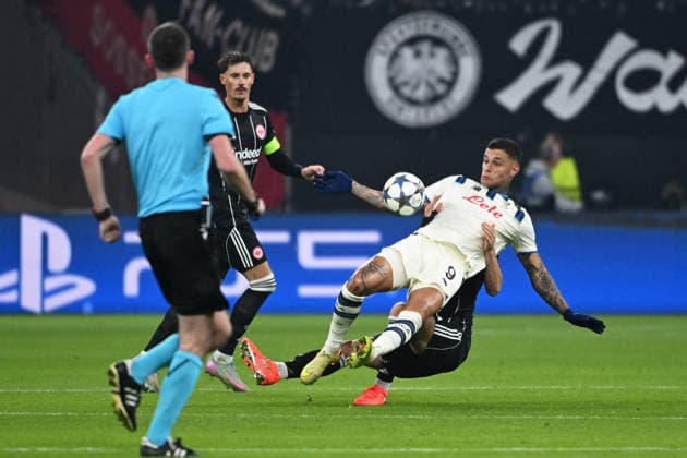 26.11.2025, xpsx, Fussball UEFA Champions League, Eintracht Frankfurt - Atalanta Bergamo v.l. Gianluca Scamacca (Atalanta Bergamo) Arthur Theate (Eintracht Frankfurt) Zweikampf, Aktion, action, battle for the ball (DFL DFB REGULATIONS PROHIBIT ANY USE OF PHOTOGRAPHS as IMAGE SEQUENCES and or QUASI-VIDEO) Frankfurt am Main