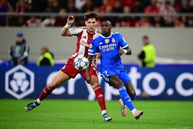 November 26, 2025, Piraeus, Piraeus, Greece: Vinicius Junior of Real Madrid CF and Panagiotis Retsos of Olympiacos in action during the UEFA Champions League 2025 26 League Phase MD5 match between Olympiacos FC and Real Madrid C.F. at Stadio Georgios Karaiskakis on November 26, 2025 in Piraeus, Greece. Piraeus Greece - ZUMAa181 20251126_zaa_a181_166 Copyright: xEurokinissix