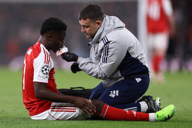 Arsenal v Bayern Munich 26 November 2025, London - UEFA Champions League - League Stage - Arsenal v Bayern Munich - an injury to Bukayo Saka of Arsenal who sustains a bloody nose - Photo: Jacques Feeney Offside. London UK *** Arsenal gegen Bayern München 26. November 2025, London UEFA-Champions-League-Phase Arsenal gegen Bayern München eine Verletzung von Bukayo Saka von Arsenal, der sich eine blutige Nase zuzog Foto Jacques Feeney Abseits London UK  Copyright: xJacquesxFeeneyx xOffsidexOffside