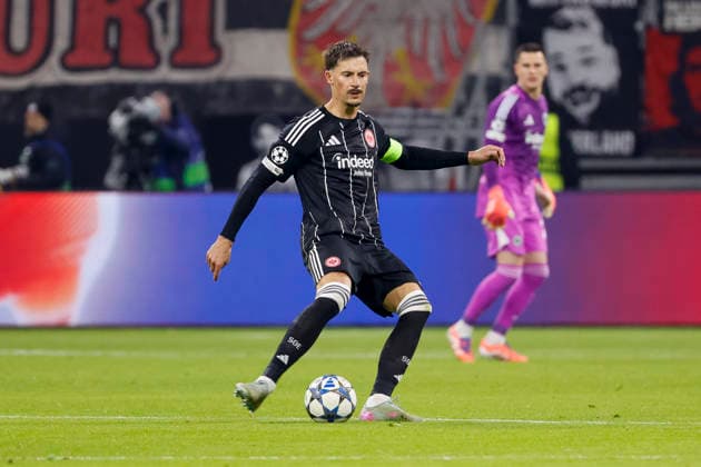 Robin Koch (Eintracht Frankfurt, 04) am Ball , Deutschland, Fussball, UEFA Champions League, 5. Spieltag, 2025 2026, Eintracht Frankfurt vs. Atalanta Bergamo, 26.11.2025, Deutsche-Bank-Park, Frankfurt am Main, Deutschland Frankfurt am Main Deutsche-Bank-Park Hessen Deutschland Copyright: xGrantxHubbsx