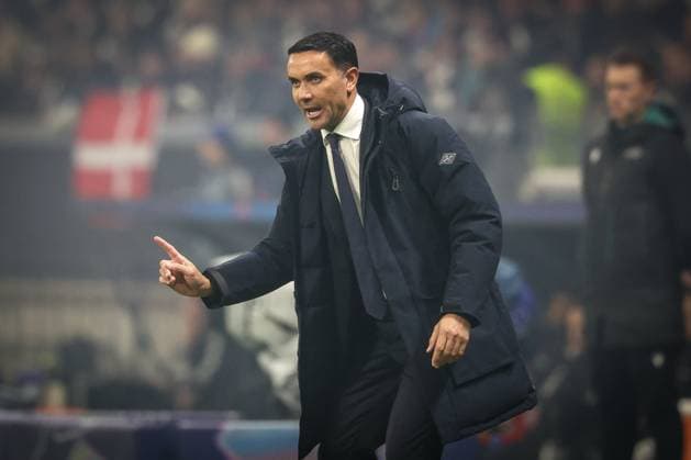 Cheftrainer Raffaele Palladino (Atalanta B.C.) gibt Anweisungen an die Mannschaft, energisch, Eintracht Frankfurt vs. Atalanta B.C., Fussball, Maenner, UEFA Champions League, UEFA, Saison 2025 2026, Gruppenphase, Matchday 5, 5. Spieltag, 26.11.2025 Frankfurt Hessen Deutschland