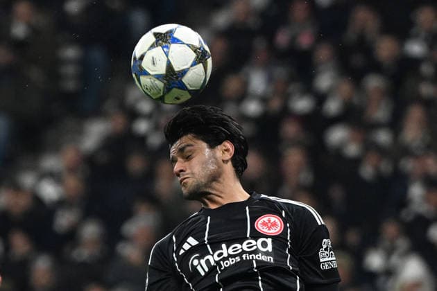 26.11.2025, xjhx, Fussball UEFA Champions League, Eintracht Frankfurt - Atalanta Bergamo v.l. Mahmoud Dahoud (Eintracht Frankfurt) (DFL DFB REGULATIONS PROHIBIT ANY USE OF PHOTOGRAPHS as IMAGE SEQUENCES and or QUASI-VIDEO) Frankfurt am Main