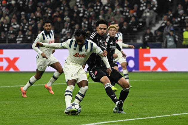 26.11.2025, xjhx, Fussball UEFA Champions League, Eintracht Frankfurt - Atalanta Bergamo v.l. Ademola Lookman (Atalanta Bergamo) Nnamdi Collins (Eintracht Frankfurt) Zweikampf, Aktion, action, battle for the ball (DFL DFB REGULATIONS PROHIBIT ANY USE OF PHOTOGRAPHS as IMAGE SEQUENCES and or QUASI-VIDEO) Frankfurt am Main