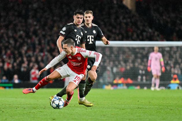 UEFA Champions League; Arsenal FC - FC Bayern München; 26.11.2025 LONDON, ENGLAND - 26. NOVEMBER: im Duell Leandro TROSSARD (Arsenal FC 19) und Aleksandar PAVLOVIC (FC Bayern Munich 45) beim Ligaspiel zwischen Arsenal London und dem FC Bayern München am 5. Spieltag der UEFA Champions League im Emirates Stadium am 26.11.2025 Josip STANISIC (FC Bayern Munich 44) Copyright: xBEAUTIFULxSPORTS Goldbergx
