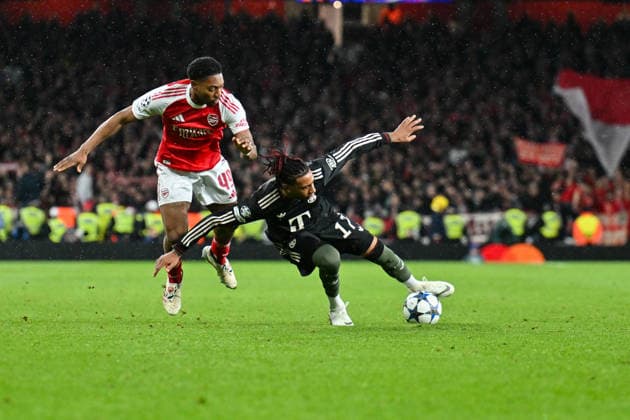 UEFA Champions League; Arsenal FC - FC Bayern München; 26.11.2025 LONDON, ENGLAND - 26. NOVEMBER: im Duell Myles LEWIS-SKELLY (Arsenal FC 49) und Michael OLISE (FC Bayern Munich 17) beim Ligaspiel zwischen Arsenal London und dem FC Bayern München am 5. Spieltag der UEFA Champions League im Emirates Stadium am 26.11.2025 Copyright: xBEAUTIFULxSPORTS Goldbergx