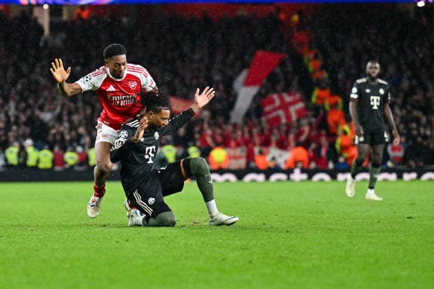 UEFA Champions League; Arsenal FC - FC Bayern München; 26.11.2025 LONDON, ENGLAND - 26. NOVEMBER: im Duell Myles LEWIS-SKELLY (Arsenal FC 49) und Michael OLISE (FC Bayern Munich 17) beim Ligaspiel zwischen Arsenal London und dem FC Bayern München am 5. Spieltag der UEFA Champions League im Emirates Stadium am 26.11.2025 Copyright: xBEAUTIFULxSPORTS Goldbergx