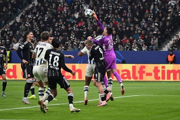 26.11.2025, xjhx, Fussball UEFA Champions League, Eintracht Frankfurt - Atalanta Bergamo v.l. Michael Zetterer (Eintracht Frankfurt) klärt vor Gianluca Scamacca (Atalanta Bergamo) Berat Djimsiti (Atalanta Bergamo) Jonathan Jonny Burkardt (Eintracht Frankfurt) (DFL DFB REGULATIONS PROHIBIT ANY USE OF PHOTOGRAPHS as IMAGE SEQUENCES and or QUASI-VIDEO) Frankfurt am Main