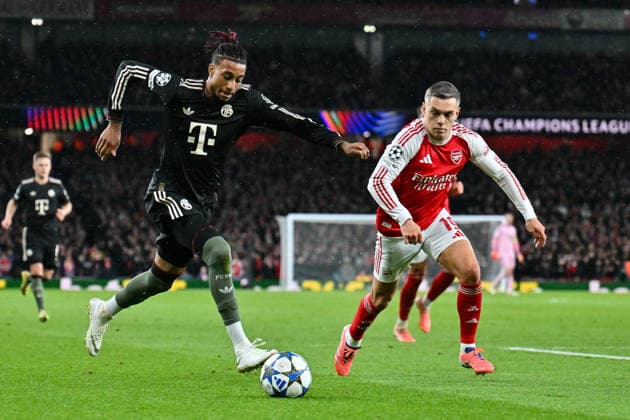 UEFA Champions League; Arsenal FC - FC Bayern München; 26.11.2025 LONDON, ENGLAND - 26. NOVEMBER: im Duell Michael OLISE (FC Bayern Munich 17) und Leandro TROSSARD (Arsenal FC 19) beim Ligaspiel zwischen Arsenal London und dem FC Bayern München am 5. Spieltag der UEFA Champions League im Emirates Stadium am 26.11.2025 Copyright: xBEAUTIFULxSPORTS Goldbergx