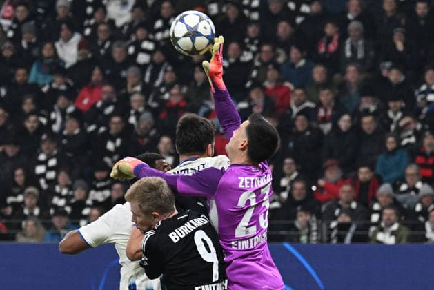 26.11.2025, xjhx, Fussball UEFA Champions League, Eintracht Frankfurt - Atalanta Bergamo v.l. Michael Zetterer (Eintracht Frankfurt) klärt vor Gianluca Scamacca (Atalanta Bergamo) Berat Djimsiti (Atalanta Bergamo) Jonathan Jonny Burkardt (Eintracht Frankfurt) (DFL DFB REGULATIONS PROHIBIT ANY USE OF PHOTOGRAPHS as IMAGE SEQUENCES and or QUASI-VIDEO) Frankfurt am Main
