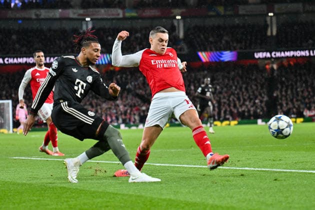 UEFA Champions League; Arsenal FC - FC Bayern München; 26.11.2025 LONDON, ENGLAND - 26. NOVEMBER: im Duell Michael OLISE (FC Bayern Munich 17) und Leandro TROSSARD (Arsenal FC 19) beim Ligaspiel zwischen Arsenal London und dem FC Bayern München am 5. Spieltag der UEFA Champions League im Emirates Stadium am 26.11.2025 Copyright: xBEAUTIFULxSPORTS Goldbergx
