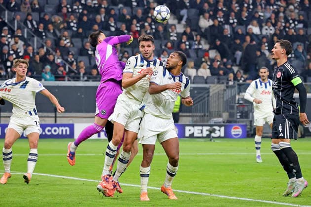 Frankfurt, Deutschland 26. November 2025: Champions League - 2025 2026 - Eintracht Frankfurt vs. Atalanta Bergamo Im Bild: v.li. beim Kampf um den Ball: Torwart Michael Zetterer (Frankfurt), Berat Djimsiti (Atalanta) und Isak Hien (Atalanta). Deutsche Bank Park Hessen Copyright: xFotostandx xRacochax