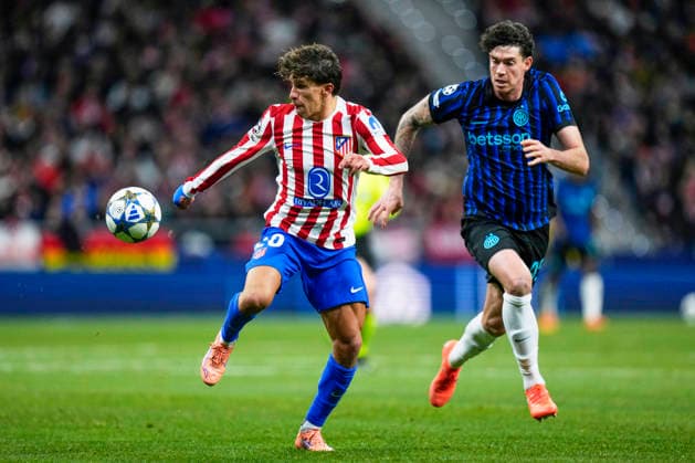 ESP: Atletico de Madrid - Inter Milan. UEFA Champions League. Matchday 5. Giuliano Simeone of Atletico de Madrid and Alessandro Bastoni of FC Internazionale Milano during the UEFA Champions League match, between Atletico de Madrid and Inter Milan, matchday 5, played at Riyadh Air Stadium on November 26, 2025 in Madrid, Spain. kpng Copyright: xCesarxCebollax xPRESSINx PS_251126_ATL_INT_054