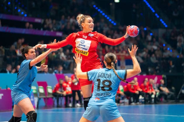 Handball I Frauen I Weltmeisterschaft I Vorrunde I 1. Spieltag I Serbien - Uruguay I 26.11.2025 Andela Janjusevic (15, Serbien) im Wurf Stuttgart Porsche Arena Baden-Württemberg Deutschland Copyright: xLobeca MaxxPetershansx