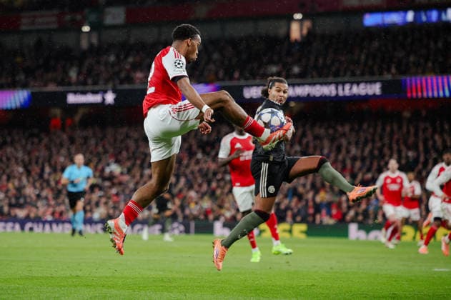 Champions League 2025 26 League Stage Arsenal v Bayern Munich Emirates Stadium 26.11.2025 Jurrien Timber of Arsenal and Serge Gnabry of Bayern Munich Champions League 2025 26 League Stage Arsenal v Bayern Munich Emirates Stadium 26.11.2025 Photograph By Marc Aspland The Times  Copyright: xMarcxAsplandx NINTCHDBPICT001041274757