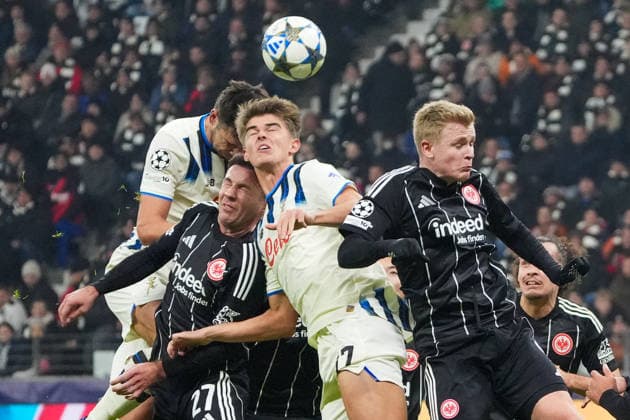 Kopfballduell Charles de Ketelaere (Atalanta Bergamo, 17) gegen Jonathan Burkardt (Eintracht Frankfurt, 09), Mario Götze (Eintracht Frankfurt, 27) - Frankfurt 26.11.2025: Eintracht Frankfurt vs. Atalanta Bergamon, Deutsche Bank Park, Champions League 5. Spieltag