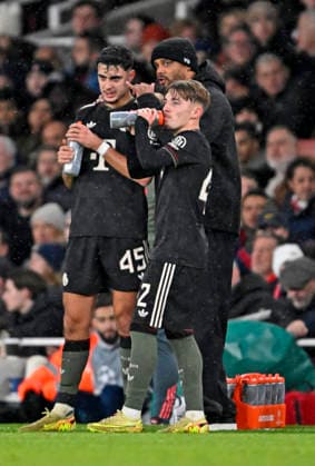26.11.2025, Fussball UEFA Championsleague 2025 2026: Vorrunde 5.Spieltag, FC Arsenal - FC Bayern München, im Emirates-Stadion London (England) Trainer Vincent Kompany (FC Bayern München) mit Aleksandar Pavlovic (Bayern München) und Lennart Karl (FC Bayern München) im Gespräch.