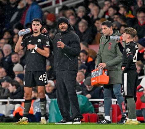 26.11.2025, Fussball UEFA Championsleague 2025 2026: Vorrunde 5.Spieltag, FC Arsenal - FC Bayern München, im Emirates-Stadion London (England) Trainer Vincent Kompany (FC Bayern München) mit Aleksandar Pavlovic (Bayern München) und Lennart Karl (FC Bayern München) im Gespräch.
