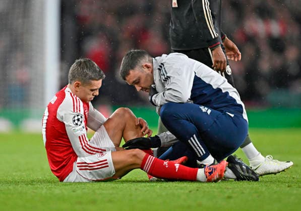 26.11.2025, Fussball UEFA Championsleague 2025 2026: Vorrunde 5.Spieltag, FC Arsenal - FC Bayern München, im Emirates-Stadion London (England) Leandro Trossard (FC Arsenal) am Boden.