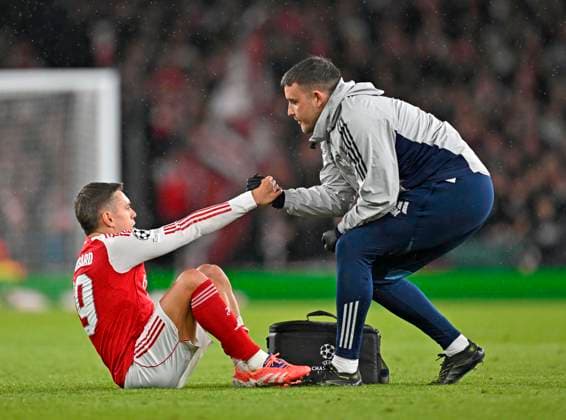 26.11.2025, Fussball UEFA Championsleague 2025 2026: Vorrunde 5.Spieltag, FC Arsenal - FC Bayern München, im Emirates-Stadion London (England) Leandro Trossard (FC Arsenal) am Boden.