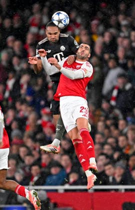26.11.2025, Fussball UEFA Championsleague 2025 2026: Vorrunde 5.Spieltag, FC Arsenal - FC Bayern München, im Emirates-Stadion London (England) v.l. Jonathan Tah (FC Bayern München) gegen Mikel Merino (FC Arsenal)