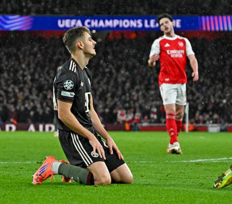 26.11.2025, Fussball UEFA Championsleague 2025 2026: Vorrunde 5.Spieltag, FC Arsenal - FC Bayern München, im Emirates-Stadion London (England) Josip Stanisic (Bayern München) ist unzufrieden.