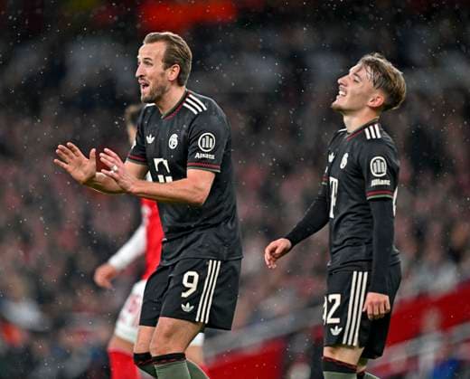 26.11.2025, Fussball UEFA Championsleague 2025 2026: Vorrunde 5.Spieltag, FC Arsenal - FC Bayern München, im Emirates-Stadion London (England) v.l. Harry Kane (FC Bayern München) und Lennart Karl (FC Bayern München) sind unzufrieden