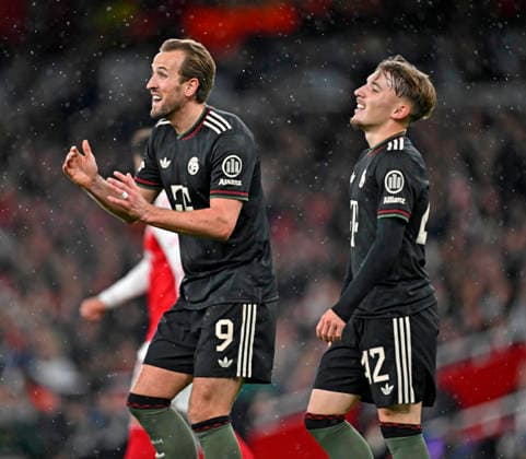 26.11.2025, Fussball UEFA Championsleague 2025 2026: Vorrunde 5.Spieltag, FC Arsenal - FC Bayern München, im Emirates-Stadion London (England) v.l. Harry Kane (FC Bayern München) und Lennart Karl (FC Bayern München) sind unzufrieden