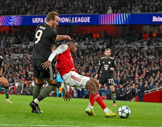 26.11.2025, Fussball UEFA Championsleague 2025 2026: Vorrunde 5.Spieltag, FC Arsenal - FC Bayern München, im Emirates-Stadion London (England) v.l. Harry Kane (FC Bayern München) gegen Christhian Mosquera (FC Arsenal)