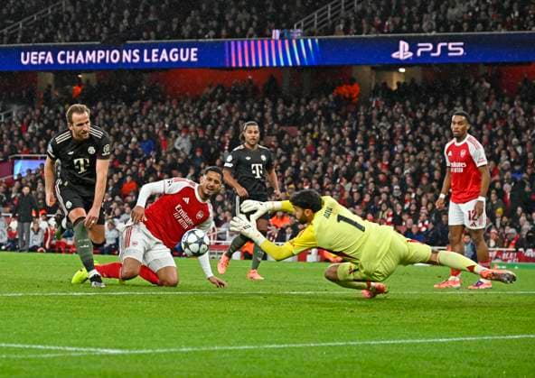 26.11.2025, Fussball UEFA Championsleague 2025 2026: Vorrunde 5.Spieltag, FC Arsenal - FC Bayern München, im Emirates-Stadion London (England) v.l. Harry Kane (FC Bayern München) gegen Torwart David Raya (FC Arsenal)