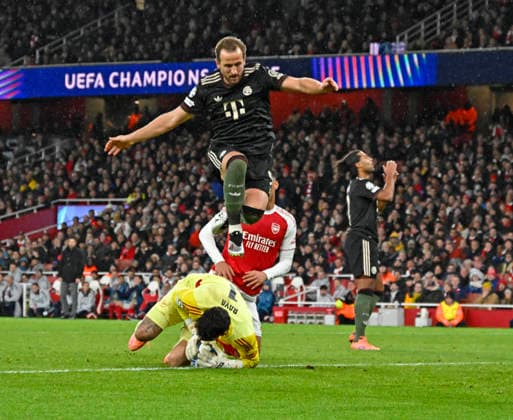 26.11.2025, Fussball UEFA Championsleague 2025 2026: Vorrunde 5.Spieltag, FC Arsenal - FC Bayern München, im Emirates-Stadion London (England) v.l. Harry Kane (FC Bayern München) gegen Torwart David Raya (FC Arsenal)