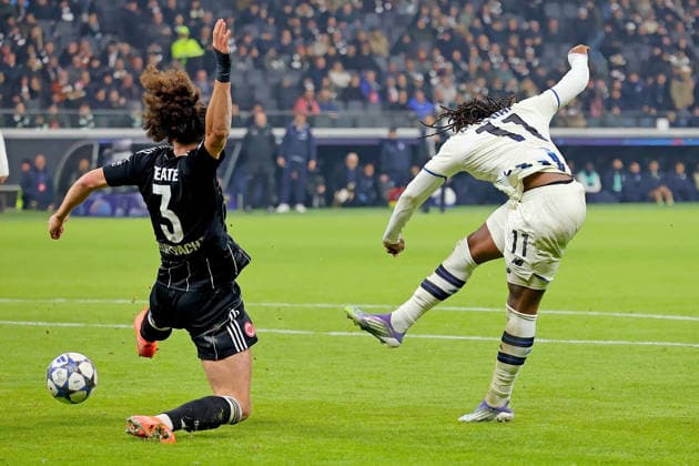 Frankfurt, Deutschland 26. November 2025: Champions League - 2025 2026 - Eintracht Frankfurt vs. Atalanta Bergamo Im Bild: v. li. im Zweikampf Arthur Theate (Frankfurt) gegen Ademola Lookman (Atalanta). Deutsche Bank Park Hessen Copyright: xFotostandx xRacochax