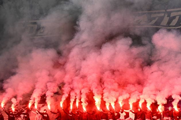 Fans von Frankfurt zünden Pyrotechnik. GER, Eintracht Frankfurt vs Atalanta Bergamo, Fussball, UEFA Champions League, Ligaphase, 5. Spieltag, Spielzeit 2025 2026, 26.11.2025. GER, Eintracht Frankfurt vs Atalanta Bergamo, Fussball, UEFA Champions League, Ligaphase, 5. Spieltag, Spielzeit 2025 2026, 26.11.2025. Frankfurt am Main Copyright: xEibner-Pressefoto FlorianxWiegandx EP_FWD