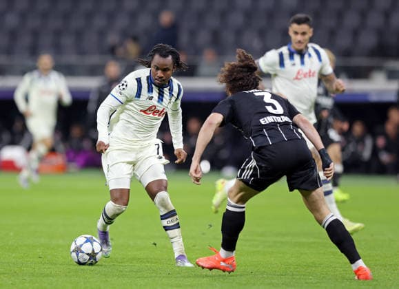 26.11.2025, xovx, Fußball UEFA Champions-League, Eintracht Frankfurt - BC Atalanta Bergamo v.l. Ademola Lookman (Atalanta Bergamo), Arthur Theate (Eintracht Frankfurt) (DFL DFB REGULATIONS PROHIBIT ANY USE OF PHOTOGRAPHS as IMAGE SEQUENCES and or QUASI-VIDEO) Frankfurt am Main Deutsche Bank Park Hessen Deutschland (DE)