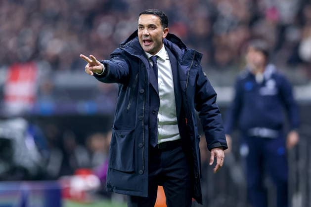26.11.2025, Fußball, UEFA Champions League, Eintracht Frankfurt - Atalanta Bergamo, Deutsche-Bank-Park (Frankfurt am Main), 5. Spieltag, Saison 2025 2026: Cheftrainer Raffaele Palladino (Atalanta Bergamo hc) gestikulierend am Spielfeldrand Regulations prohibit any use of photographs as image sequences and or quasi-video. Hessen Deutschland