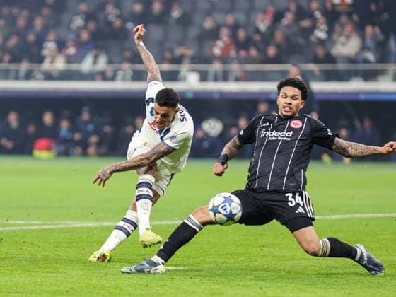 Gianluca Scamacca (Atalanta Bergamo, 9) mit dem Abschluss, neben ihm Nnamdi Collins (Eintracht Frankfurt,34) UEFA Champions League, 5. Spieltag: Eintracht Frankfurt - Atalanta BC am 26.11.25 in Deutsche Bank Park, Frankfurt Frankfurt Deutsche Bank Park Frankfurt Deutschland Copyright: xAlfioxMarinox