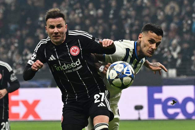 26.11.2025, xjhx, Fussball UEFA Champions League, Eintracht Frankfurt - Atalanta Bergamo v.l. Mario Götze Goetze (Eintracht Frankfurt) Gianluca Scamacca (Atalanta Bergamo) Zweikampf, Aktion, action, battle for the ball (DFL DFB REGULATIONS PROHIBIT ANY USE OF PHOTOGRAPHS as IMAGE SEQUENCES and or QUASI-VIDEO) Frankfurt am Main