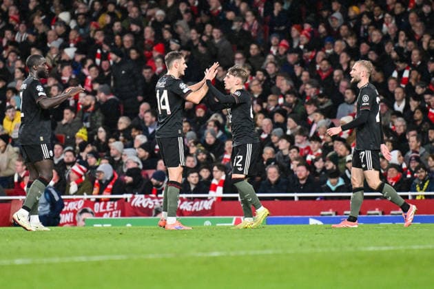 UEFA Champions League; Arsenal FC - FC Bayern München; 26.11.2025 LONDON, ENGLAND - 26. NOVEMBER: Jubel der Bayenr nach dem Treffer zum 1-1 durch Lennart KARL (FC Bayern Munich 42) Tor Torschuetze Freude Happy beim Ligaspiel zwischen Arsenal London und dem FC Bayern München am 5. Spieltag der UEFA Champions League im Emirates Stadium am 26.11.2025 Copyright: xBEAUTIFULxSPORTS Goldbergx