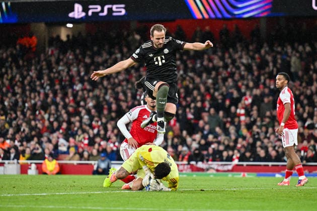 UEFA Champions League; Arsenal FC - FC Bayern München; 26.11.2025 LONDON, ENGLAND - 26. NOVEMBER: in dieser Szene ist David RAYA (Arsenal FC 1) vor Harry KANE (FC Bayern Munich 9) am Ball beim Ligaspiel zwischen Arsenal London und dem FC Bayern München am 5. Spieltag der UEFA Champions League im Emirates Stadium am 26.11.2025 Copyright: xBEAUTIFULxSPORTS Goldbergx