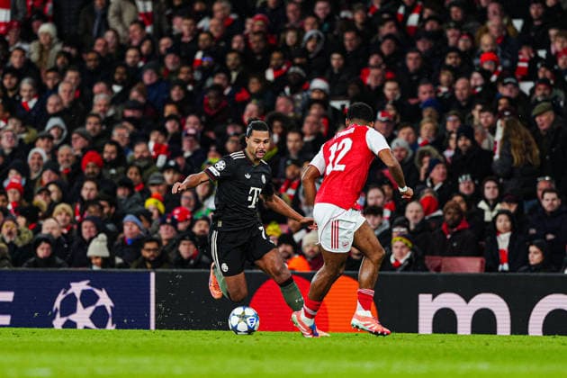 Serge Gnabry (FC Bayern Muenchen, 07), Jurrien Timber (FC Arsenal, 12) ENG, FC Arsenal vs. FC Bayern Muenchen, Fussball, UEFA Champions League, Spieltag 5, Spielzeit 2025 2026, 26.11.2025 ENG, FC Arsenal vs. FC Bayern Muenchen, Fussball, UEFA Champions League, Spieltag 5, Spielzeit 2025 2026, 26.11.2025 London Copyright: xEibner-Pressefoto MarcelxvonxFehrnx EP_MFN