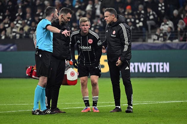 26.11.2025, xjhx, Fussball UEFA Champions League, Eintracht Frankfurt - Atalanta Bergamo v.l. Jonathan Jonny Burkardt (Eintracht Frankfurt) verletzt, Verletzung, Schmerz, Schmerzen Schiedsrichter Referee Christopher Kavanagh (DFL DFB REGULATIONS PROHIBIT ANY USE OF PHOTOGRAPHS as IMAGE SEQUENCES and or QUASI-VIDEO) Frankfurt am Main