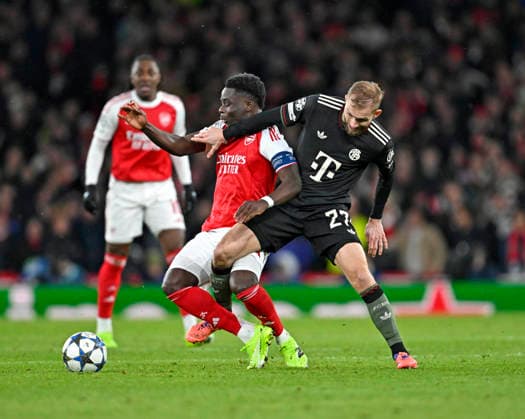 RECORD DATE NOT STATED 26.11.2025, Fussball UEFA Championsleague 2025 2026: Vorrunde 5.Spieltag, FC Arsenal - FC Bayern München, im Emirates-Stadion London (England) v.l. Bukayo Saka (FC Arsenal) gegen Konrad Laimer (FC Bayern München)