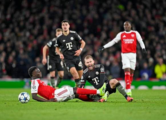 RECORD DATE NOT STATED 26.11.2025, Fussball UEFA Championsleague 2025 2026: Vorrunde 5.Spieltag, FC Arsenal - FC Bayern München, im Emirates-Stadion London (England) v.l. Bukayo Saka (FC Arsenal) gegen Konrad Laimer (FC Bayern München)