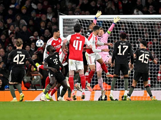 RECORD DATE NOT STATED 26.11.2025, Fussball UEFA Championsleague 2025 2026: Vorrunde 5.Spieltag, FC Arsenal - FC Bayern München, im Emirates-Stadion London (England) Torwart Manuel Neuer (FC Bayern München) wehrt ab