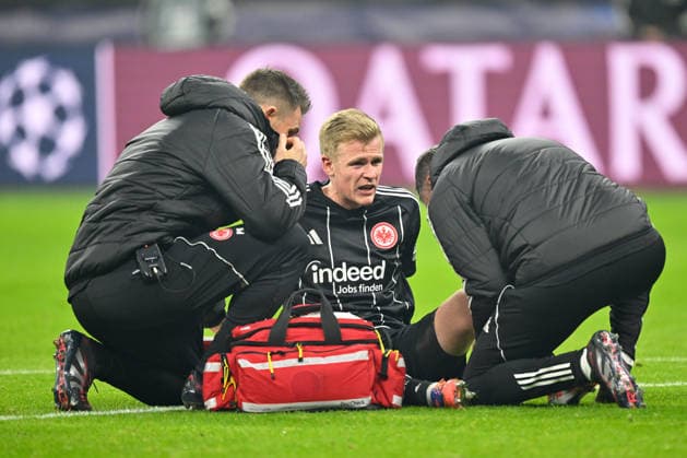 Frankfurt, Deutsche Bank Park, 26.11.25, GER, Herren, UEFA Champions Leaugue, Saison 2025-2026, Eintracht Frankfurt - Atalanta Bergamo Bild: Jonathan BURKARDT (Frankfurt) Verletzt, Verletzung, Schmerzen UEFA regulations prohibit any use of photographs as image sequences and or quasi-video. Hessen Deutschland