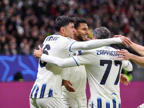 Erneut jubelnde Gäste: Ederson (Atalanta Bergamo, 13) hat soeben das 0-2 geschossen UEFA Champions League, 5. Spieltag: Eintracht Frankfurt - Atalanta BC am 26.11.25 in Deutsche Bank Park, Frankfurt Frankfurt Deutsche Bank Park Frankfurt Deutschland Copyright: xAlfioxMarinox