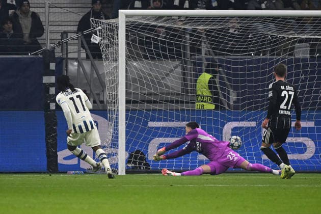 26.11.2025, xjhx, Fussball UEFA Champions League, Eintracht Frankfurt - Atalanta Bergamo v.l. Ademola Lookman (Atalanta Bergamo) Torschuetze, erzielt das Tor, Treffer, scores the goal 0:1 Michael Zetterer (Eintracht Frankfurt) (DFL DFB REGULATIONS PROHIBIT ANY USE OF PHOTOGRAPHS as IMAGE SEQUENCES and or QUASI-VIDEO) Frankfurt am Main