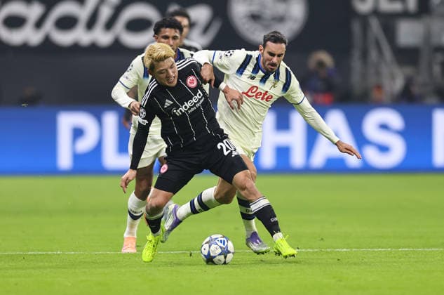 26.11.2025, Fussball UEFA Champions League, Eintracht Frankfurt - Atalanta B.C. Bergamo, emonline, emspor, v.l., Ritsu Doan (Eintracht Frankfurt), Davide Zappacosta (Atalanta BC) DFL DFB REGULATIONS PROHIBIT ANY USE OF PHOTOGRAPHS AS IMAGE SEQUENCES AND OR QUASI-VIDEO. xdcx Copyright: HMBxMedia Claus